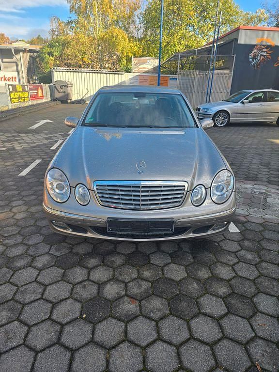 Silber Gebraucht 2005 Mercedes E200 Classic Limousine | 9.900 € (Teuer) - Bild 1/4
