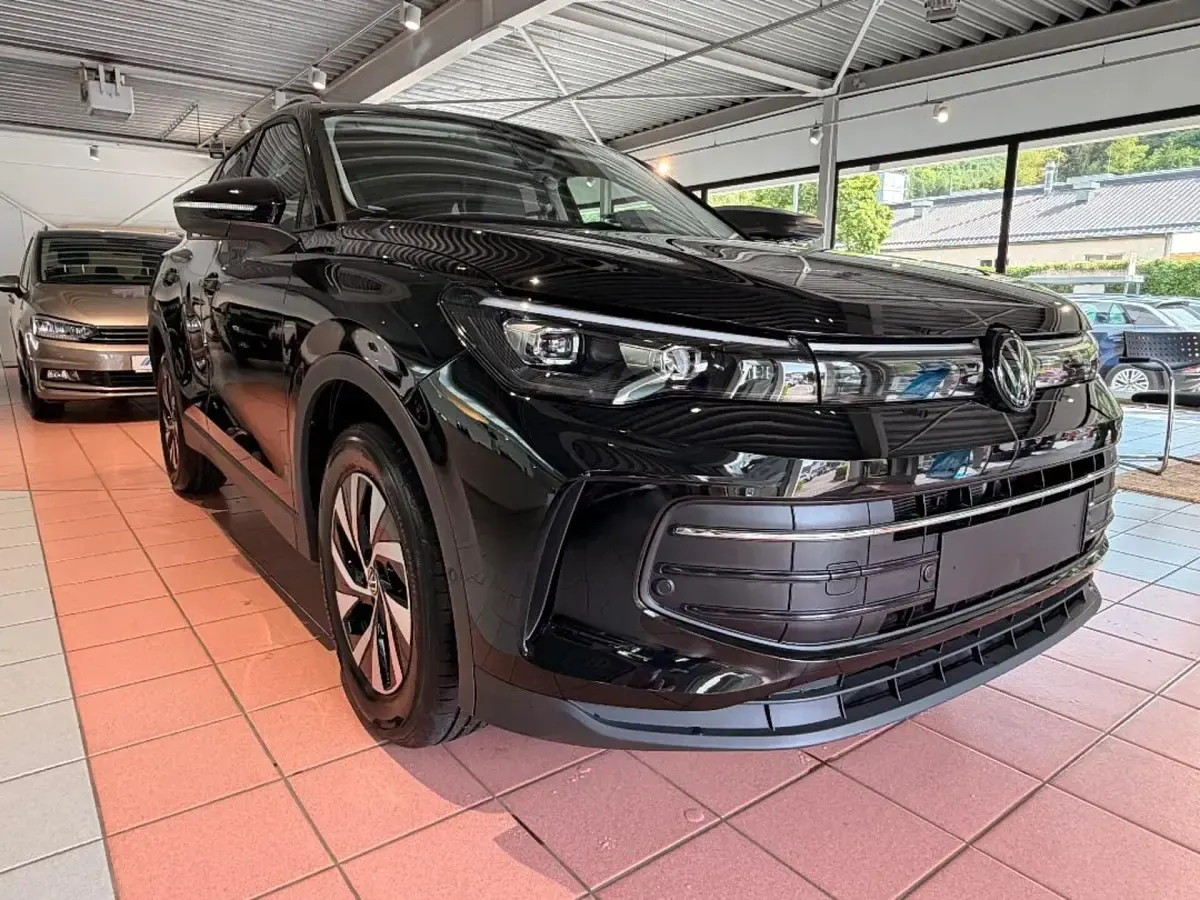 Neu VW Tiguan Life 150 PS (110 kW) 2025 Schwarz SUV