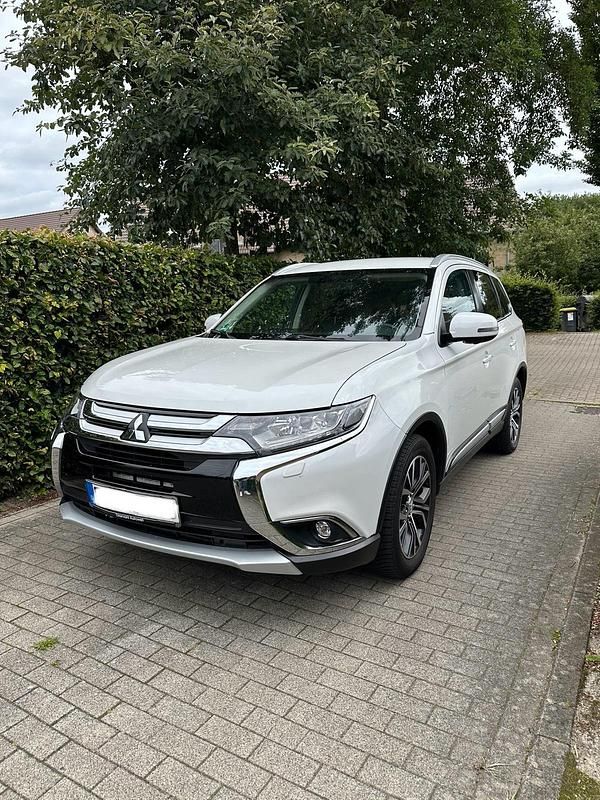Weiß Gebraucht 2018 Mitsubishi Outlander Edition SUV | 14.899 € (Guter Preis) - Bild 1/4