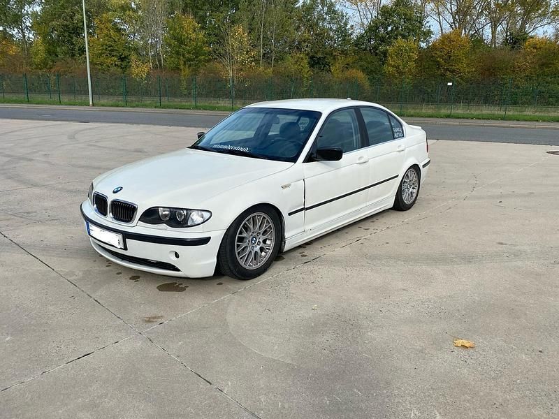 Weiß Gebraucht 2001 BMW 320 Limousine | 1.499 € (Superpreis) - Bild 1/4