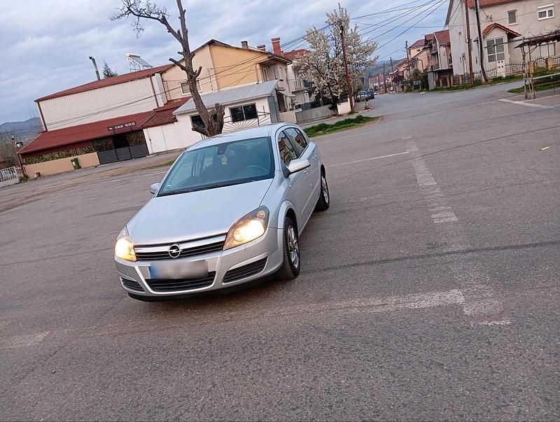 Usata Opel Astra 105 CV (77 kW) 2005 Argento Utilitaria