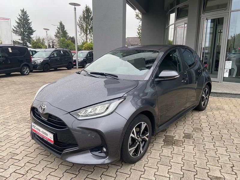 Grau Gebraucht 2024 Toyota Yaris Style Limousine | 19.999 € (Etwas zu teuer) - Bild 1/4