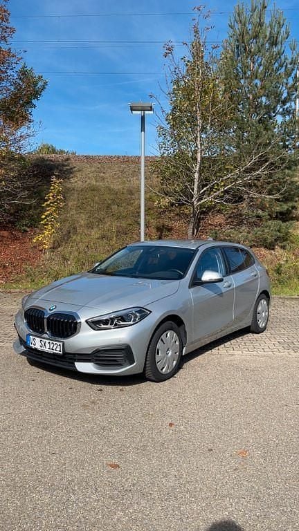 Silber Gebraucht 2021 BMW 118 Advantage Kleinwagen | 14.999 € (Superpreis) - Bild 1/4
