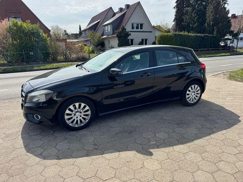 Gebraucht Mercedes A180 122 PS (89 kW) 2013 Kosmosschwarz  metalliclack Limousine