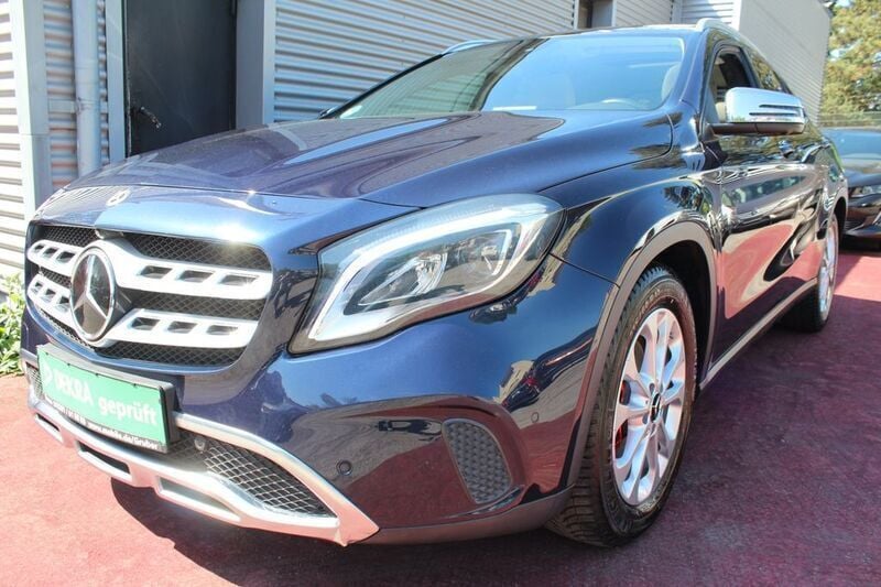 Cavansitblau metalliclack (metallic) Gebraucht 2017 Mercedes GLA220 Urban SUV | 22.299 € (Fairer Preis) - Bild 1/4