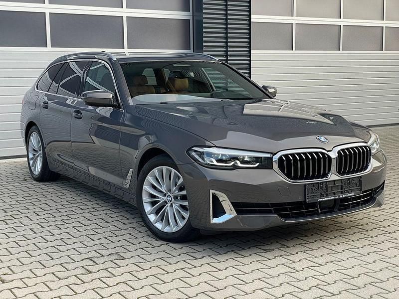 Grau Gebraucht 2021 BMW 520 Luxury Line Limousine | 26.590 € (Superpreis) - Bild 1/4