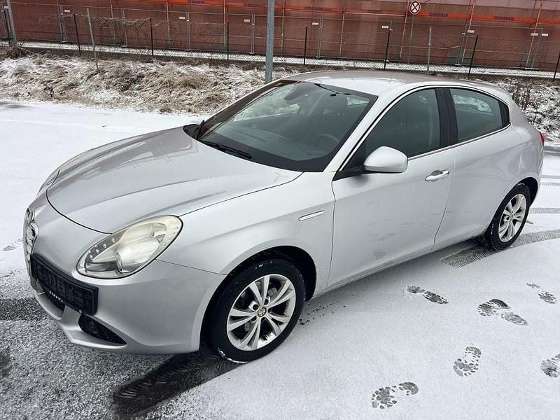 Silber Gebraucht 2011 Alfa Romeo Giulietta Turismo Limousine | 3.499 € (Guter Preis) - Bild 1/4