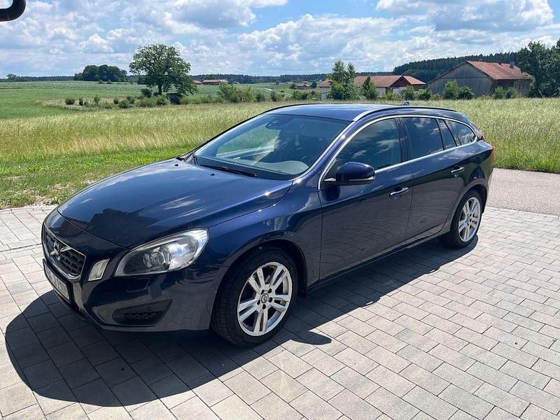 Blau Gebraucht 2014 Volvo V60 Kombi | 8.499 € (Guter Preis) - Bild 1/4