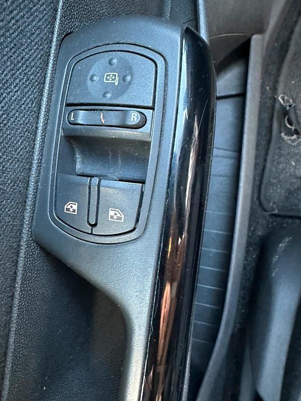 Second-hand Opel Corsa 80 CP (58 kW) 2009 Albastru Hatchback