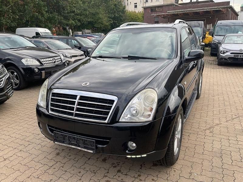 Schwarz Gebraucht 2012 Ssangyong (KGM) Rexton Crystal SUV | 5.490 € - Bild 1/4
