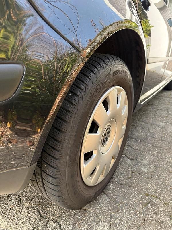 Usado VW Golf IV 105 HP (77 kW) 2002 Preto Sedan