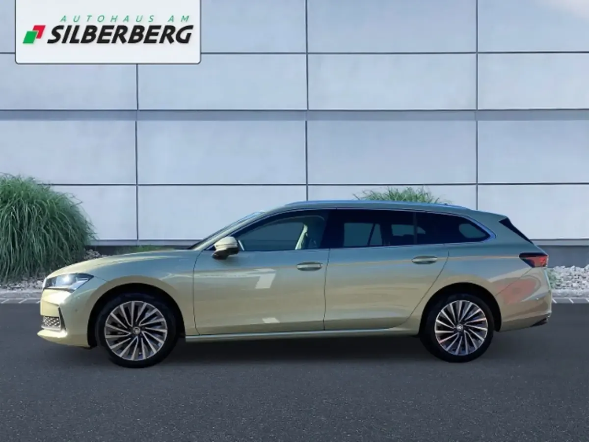Gebraucht Skoda Superb LAURIN & KLEMENT 150 PS (110 kW) 2024 Ice teabeige metallic Kombi
