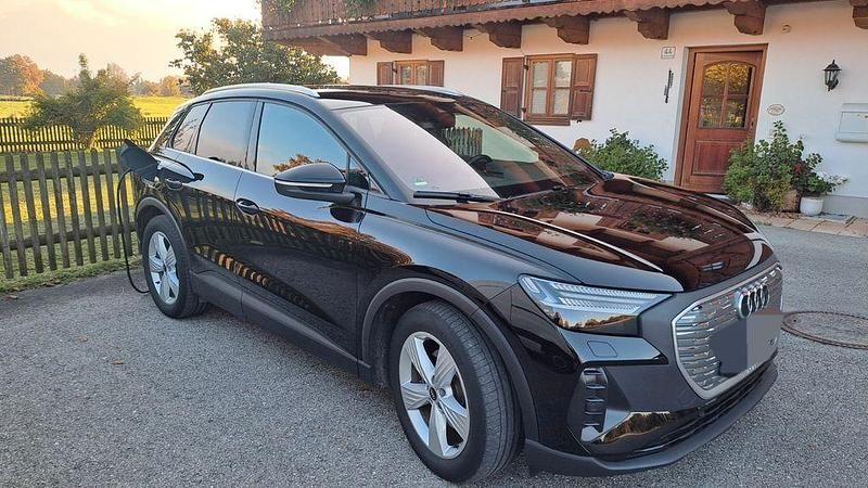 Schwarz Gebraucht 2022 Audi Q4 e-tron Ambiente SUV | 23.000 € (Superpreis) - Bild 1/4