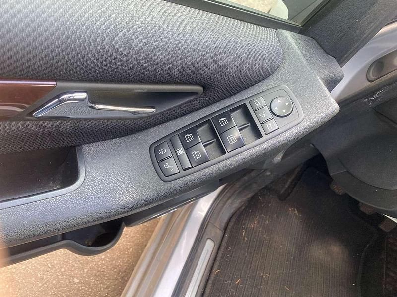 Gebraucht Mercedes A180 109 PS (80 kW) 2011 Polarsilber  metalliclack Kleinwagen