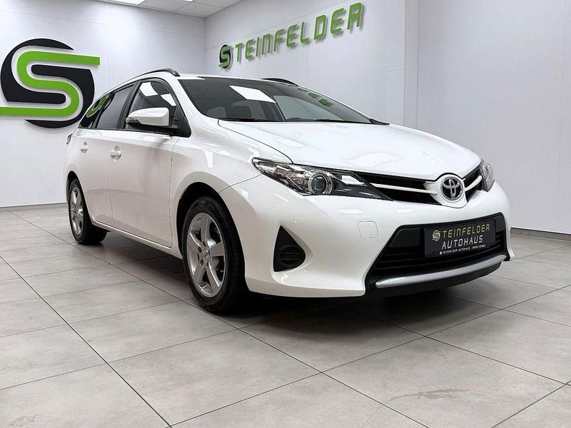 Weiß Gebraucht 2015 Toyota Auris Touring Sports Comfort Kombi | 12.490 € (Fairer Preis) - Bild 1/4