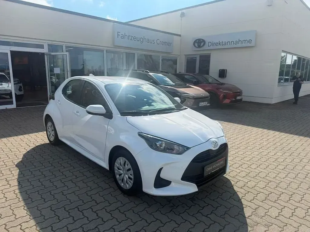 Gebraucht Toyota Yaris Basis 72 PS (52 kW) 2023 Weiß Kleinwagen