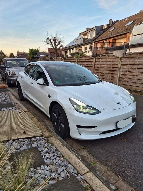 Weiß Gebraucht 2023 Tesla Model 3 RWD Limousine | 27.900 € (Guter Preis) - Bild 1/4