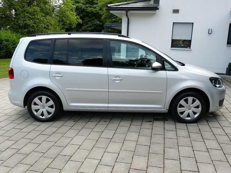 Silber Gebraucht 2013 VW Touran Comfortline Van / Kleinbus | 5.280 € (Superpreis) - Bild 1/4