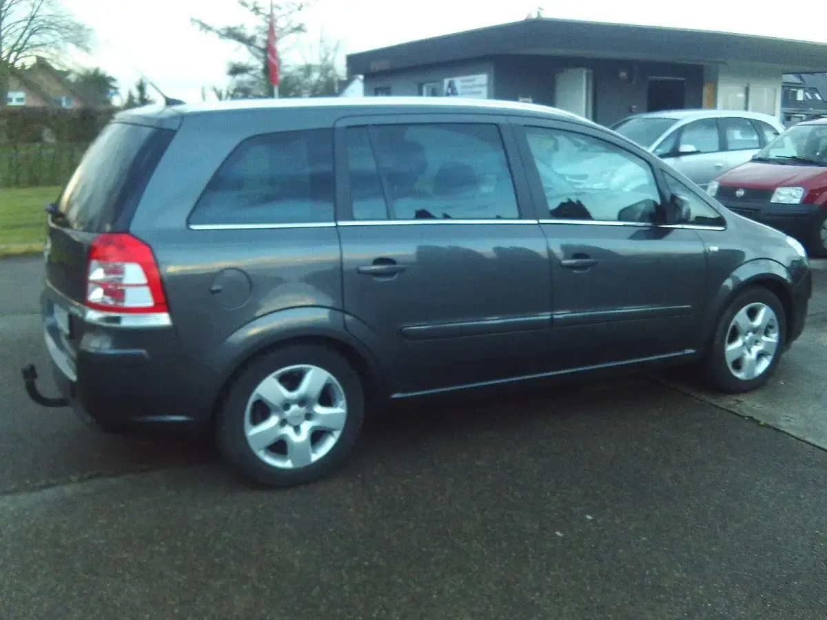 Gebraucht Opel Zafira Family 110 PS (80 kW) 2012 Karbongrau/grey (metallic) Van / Kleinbus