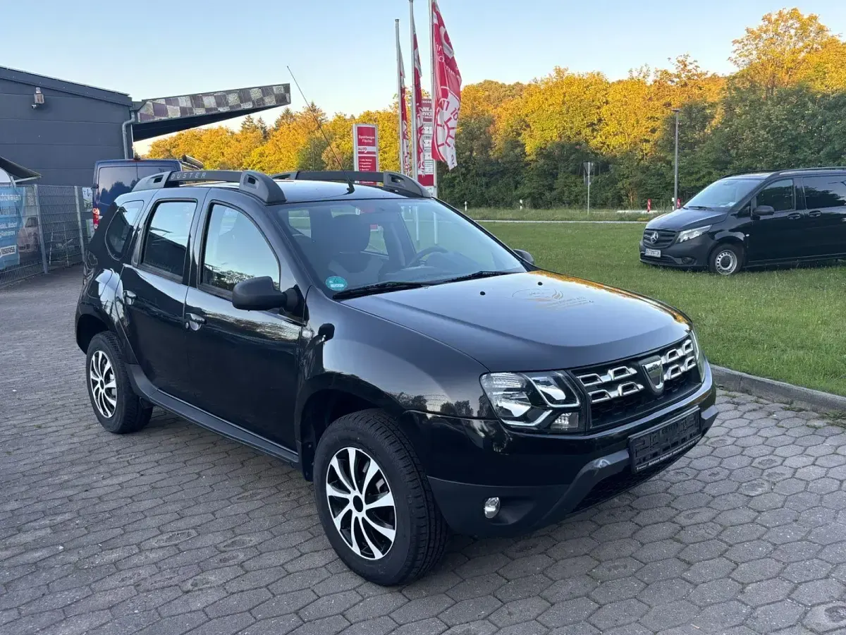 Gebraucht Dacia Duster Lauréate 109 PS (80 kW) 2017 Schwarz SUV
