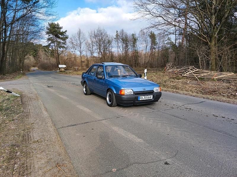 Blau Gebraucht 1986 Ford Escort Limousine | 4.990 € - Bild 1/4