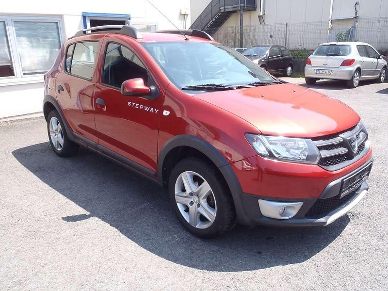Rot Gebraucht 2014 Dacia Sandero Prestige Kleinwagen | 7.950 € (Fairer Preis) - Bild 1/4