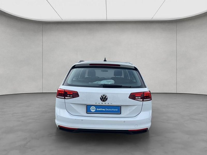 Gebraucht VW Passat Basis 150 PS (110 kW) 2023 Weiß Kombi