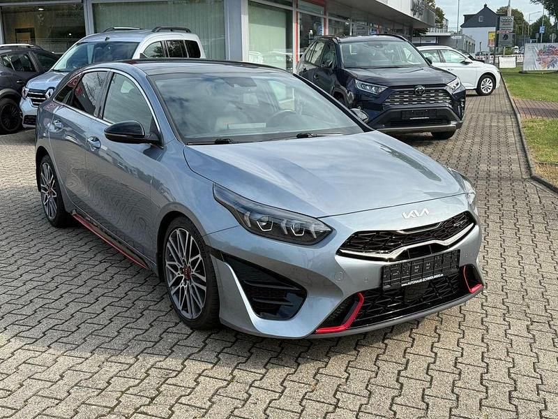 Grau (metallic) Gebraucht 2022 Kia ProCeed Kleinwagen | 27.790 € (Fairer Preis) - Bild 1/4
