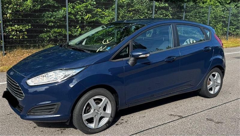 Blau Gebraucht 2015 Ford Fiesta Trend Kleinwagen | 3.999 € (Fairer Preis) - Bild 1/4