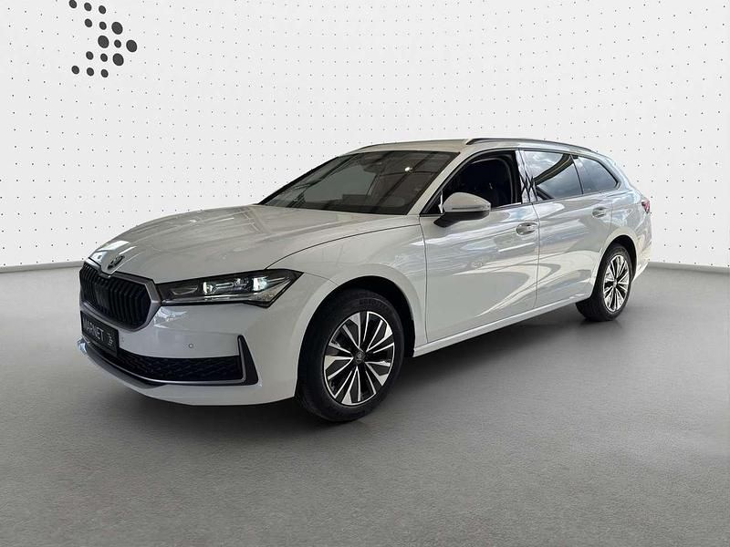 Neu Skoda Superb Selection 200 PS (147 kW) 2025 Kristallweiß uni Kombi