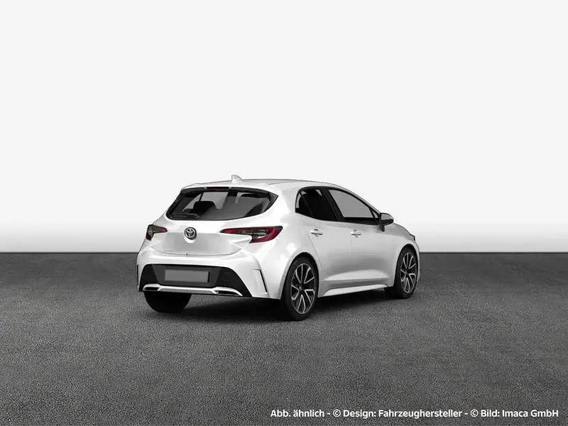Gebraucht Toyota Corolla Team 140 PS (102 kW) 2022 Platinumweiß perleffekt Limousine