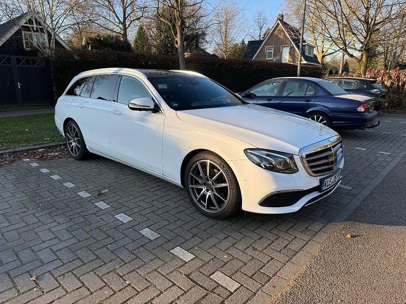 Weiß Gebraucht 2017 Mercedes E220 Limousine | 17.000 € (Guter Preis) - Bild 1/4