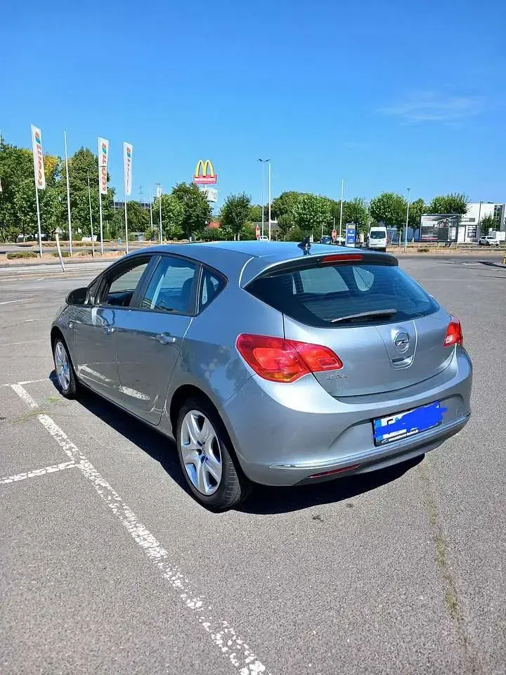 Gebraucht Opel Astra Sport 103 PS (75 kW) 2014 Silber Limousine