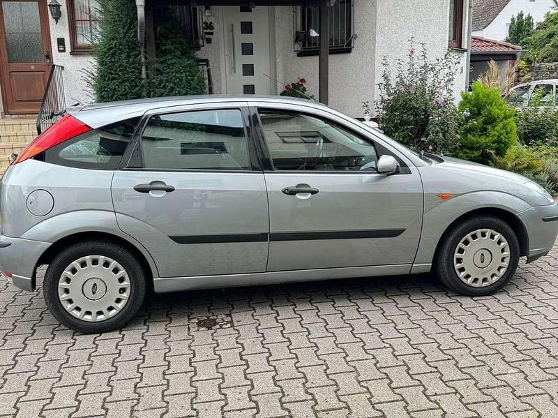 Grau Gebraucht 2004 Ford Focus Ghia Kleinwagen | 2.650 € (Etwas zu teuer) - Bild 1/4