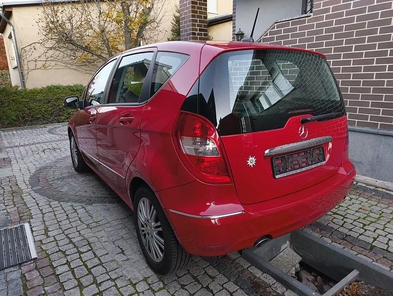 Gebraucht Mercedes A180 109 PS (80 kW) 2010 Rot Van / Kleinbus