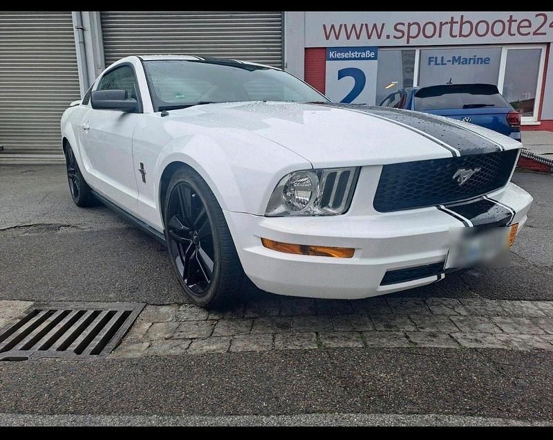 Weiß Gebraucht 2005 Ford Mustang Coupé | 10.999 € - Bild 1/4