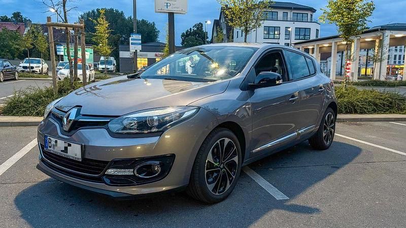Grau Gebraucht 2014 Renault Mégane III Bose Edition Limousine | 6.400 € (Fairer Preis) - Bild 1/4