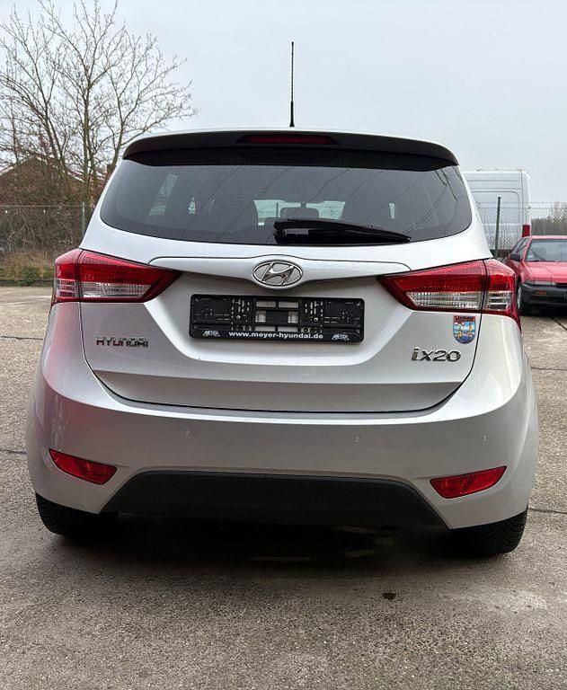 Gebraucht Hyundai ix20 Style 90 PS (66 kW) 2016 Silber Kleinwagen