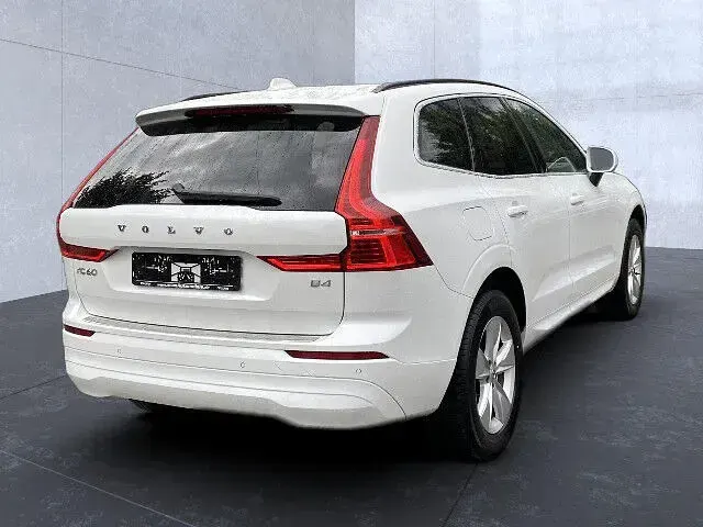 Gebraucht Volvo XC60 Core 197 PS (144 kW) 2023 Crystal white (metallic) SUV