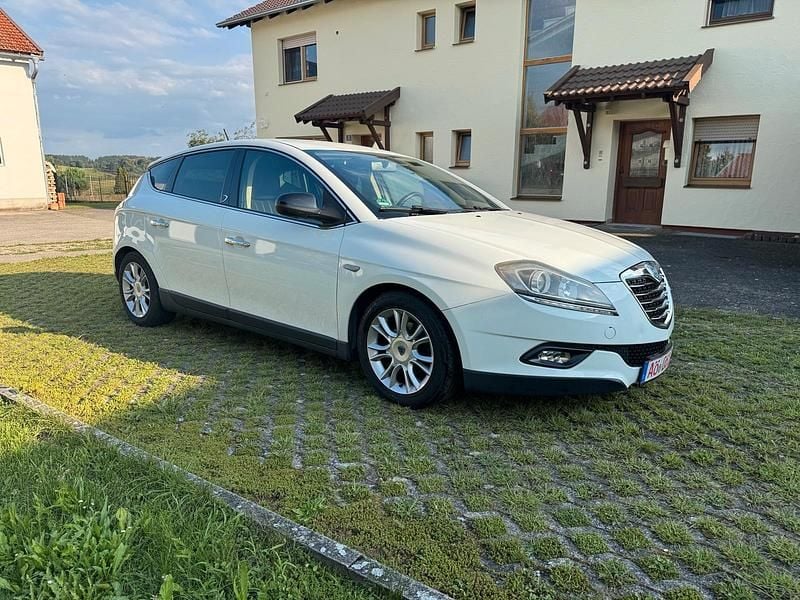 Weiß Gebraucht 2011 Lancia Delta Limousine | 3.500 € (Fairer Preis) - Bild 1/4
