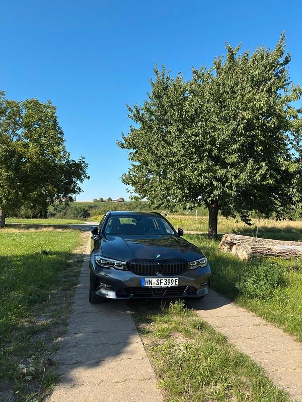 Silber Gebraucht 2021 BMW 330e Shadowline Kombi | 30.000 € (Fairer Preis) - Bild 1/4
