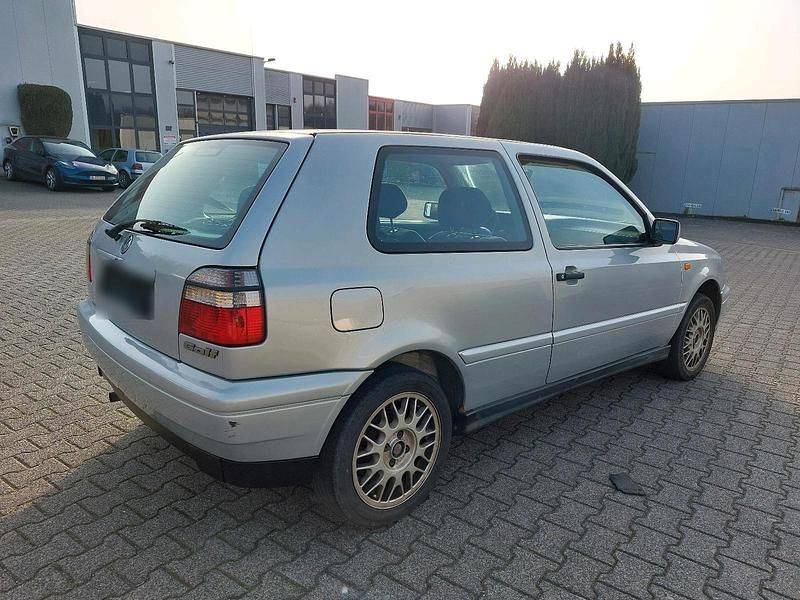 Gebraucht VW Golf III 75 PS (55 kW) 1996 Silber Kleinwagen