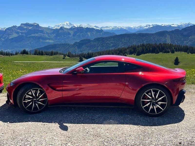 Rot Gebraucht 2019 Aston Martin V8 Vantage | 93.900 € (Fairer Preis) - Bild 1/4