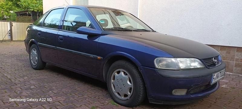 Blau Gebraucht 1996 Opel Vectra Sport Limousine | 2.900 € - Bild 1/4