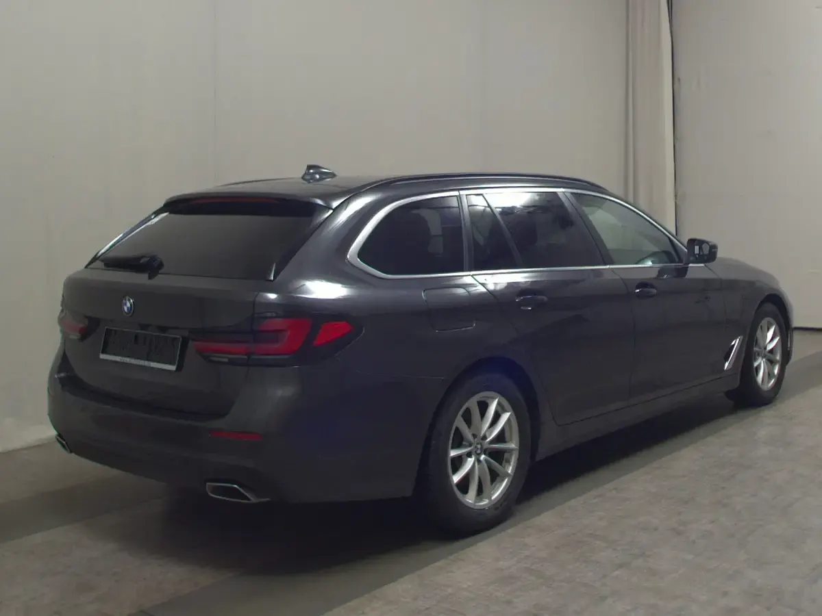 Gebraucht BMW 520 Performance 190 PS (139 kW) 2023 Grau Limousine