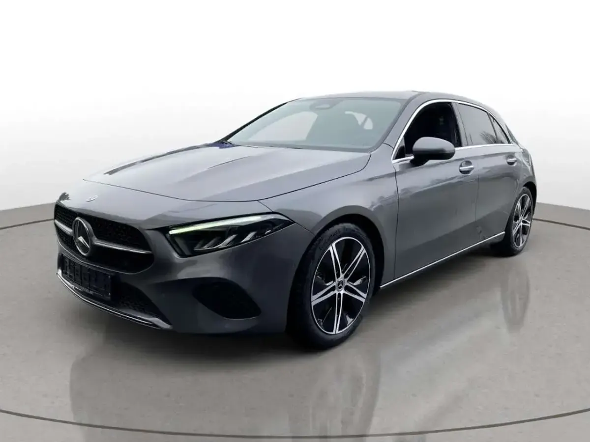 Gebraucht Mercedes A180 Progressive 136 PS (100 kW) 2026 Metalliclack mountaingrau Limousine
