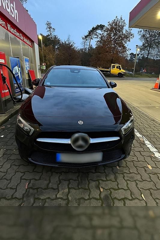Schwarz Gebraucht 2020 Mercedes A180 Kleinwagen | 19.500 € (Fairer Preis) - Bild 1/4