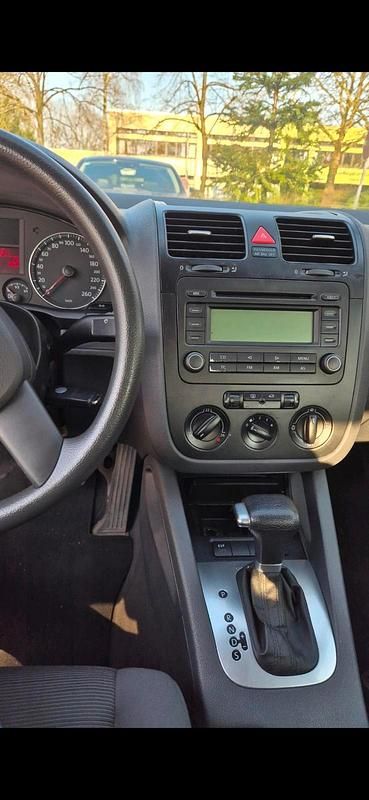 Second-hand VW Golf V 120 CP (88 kW) 2004 Maro Hatchback
