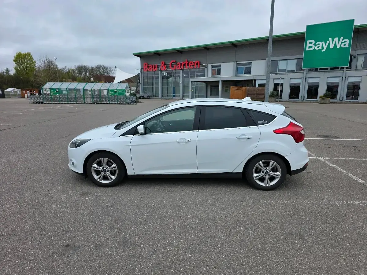 Gebraucht Ford Focus 125 PS (91 kW) 2013 Weiß Kleinwagen