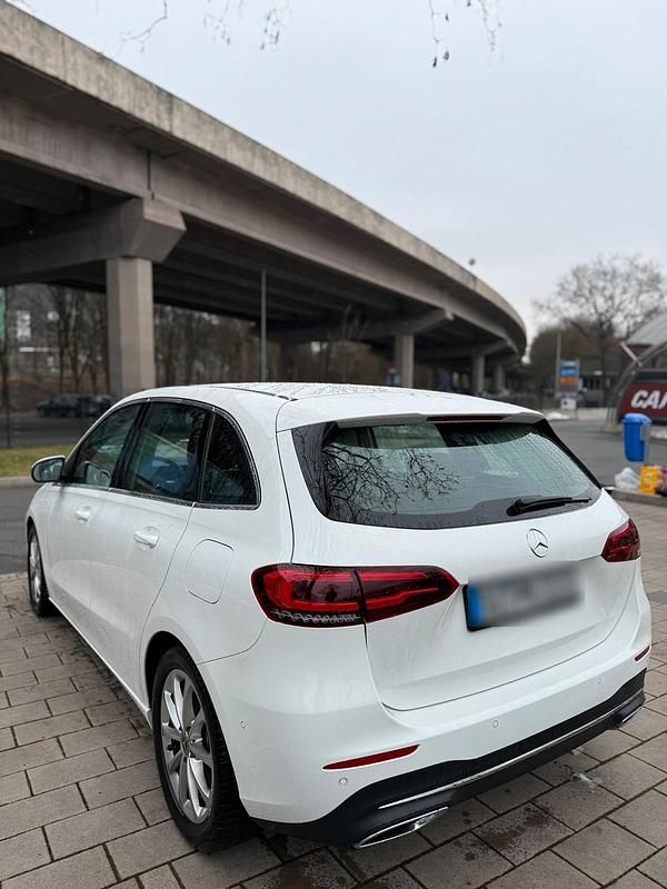 Gebraucht Mercedes B200 163 PS (119 kW) 2020 Weiß Van / Kleinbus